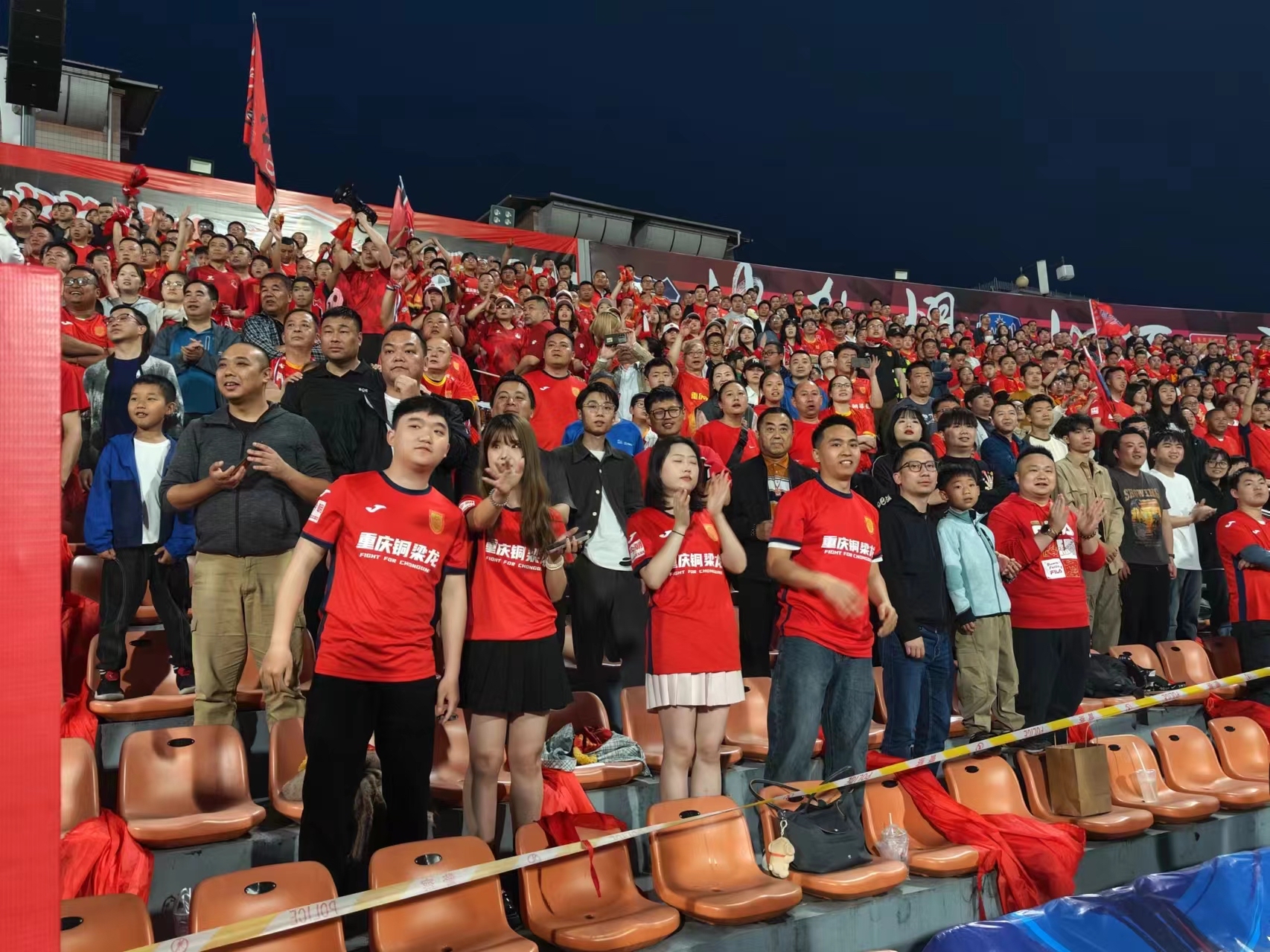 赛场上的紧张气氛引发球迷热情支持的简单介绍