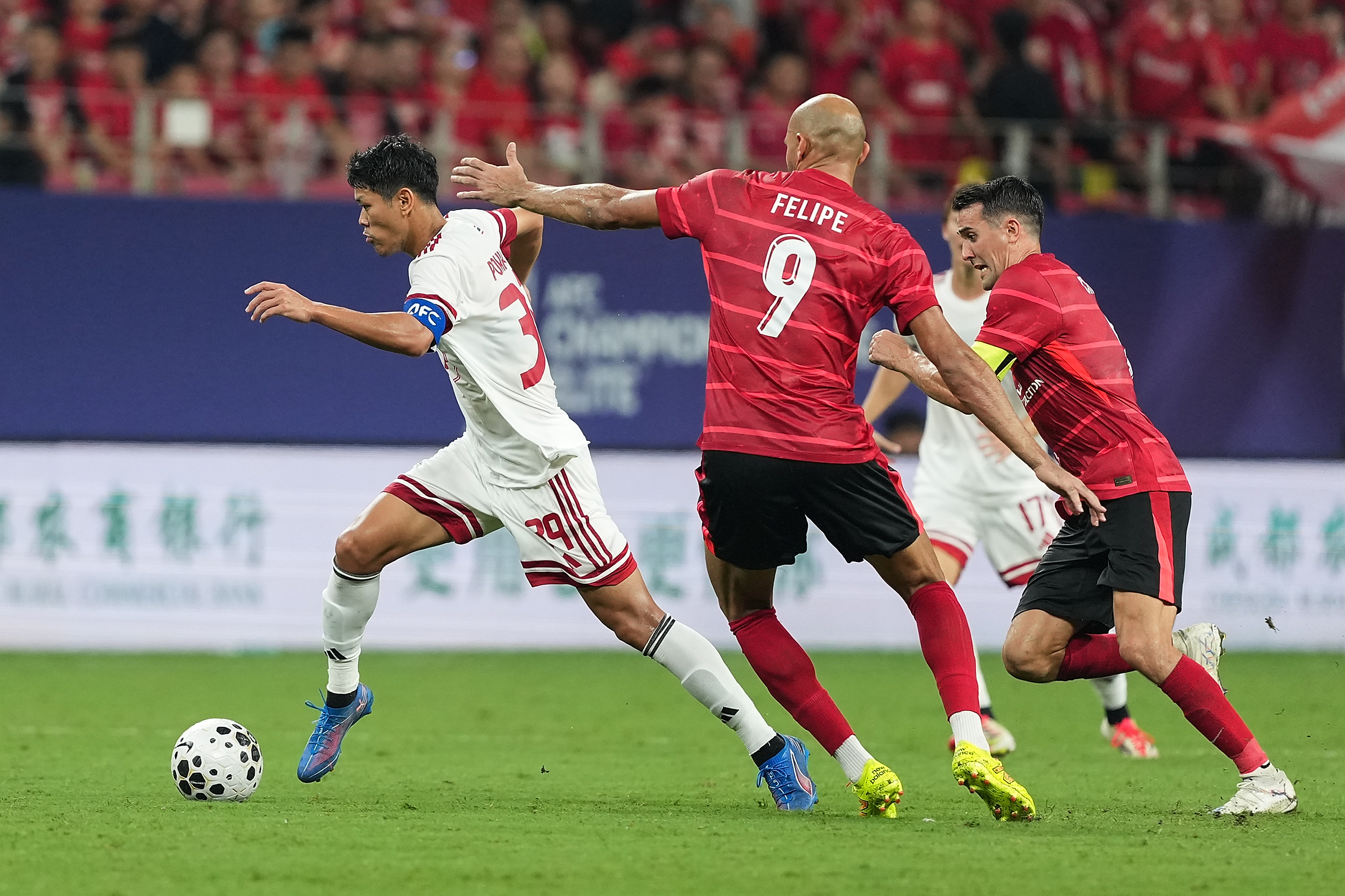 九游娱乐-足球联赛进入后半程斩获胜利渴望极增